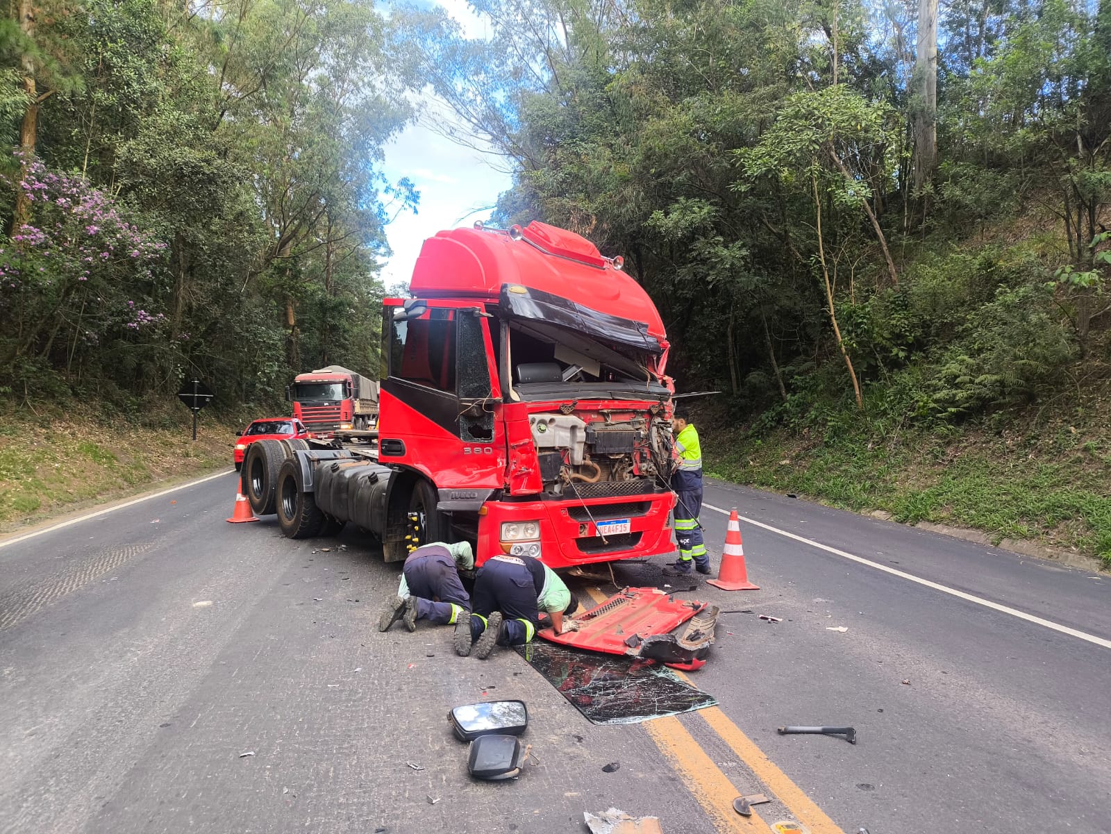 Acidente envolvendo três caminhões deixa um ferido na PR-092