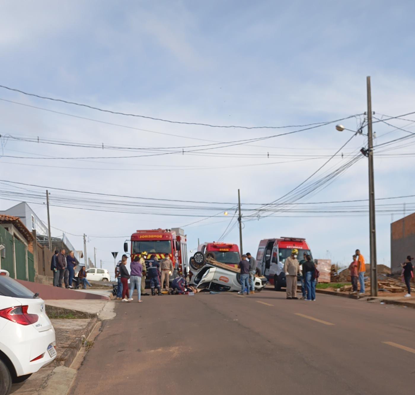 Motorista fica ferido após capotamento em acidente envolvendo dois carros em Castro