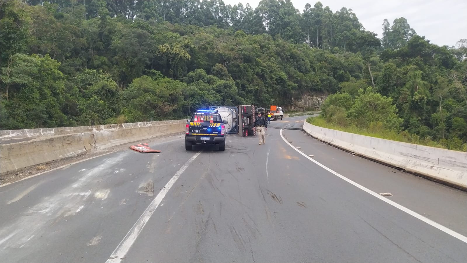 Bitrem tomba na BR-376 e interdita totalmente a pista no sentido Ponta Grossa