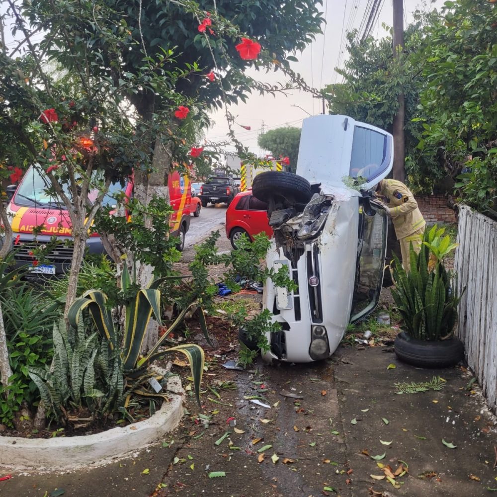 Colisão entre dois veículos termina em tombamento no bairro Boa Vista