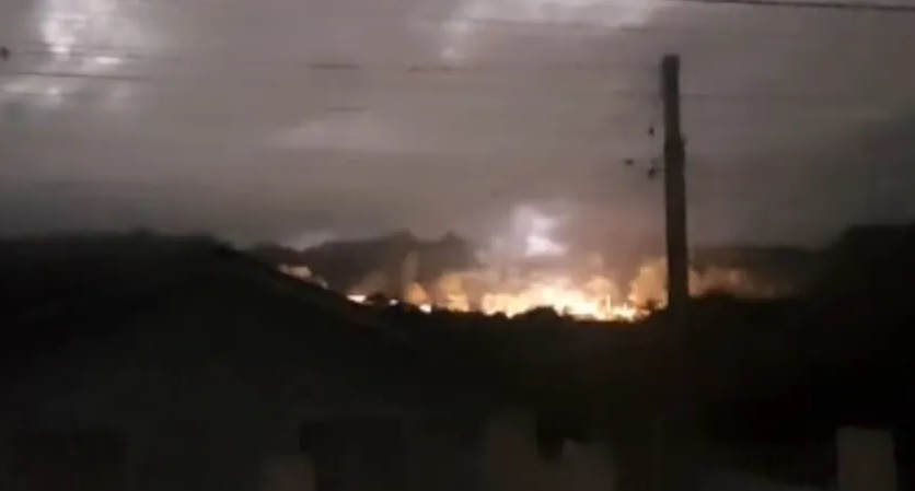 Colônia Dona Luiza amanhece sem luz e moradores relatam curtos-circuitos em fios de energia
