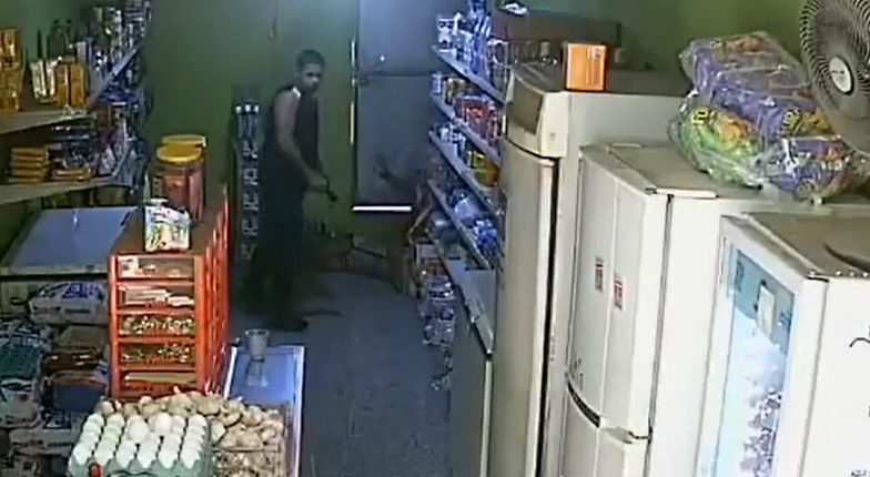 VÍDEO: Comerciante é morto a tiros durante assalto a comércio no RJ