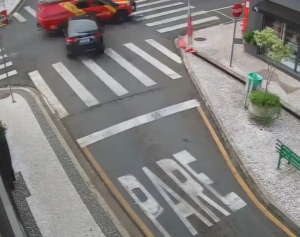 VÍDEO: Câmeras flagram colisão entre viatura do Corpo de Bombeiros e carro no centro de PG