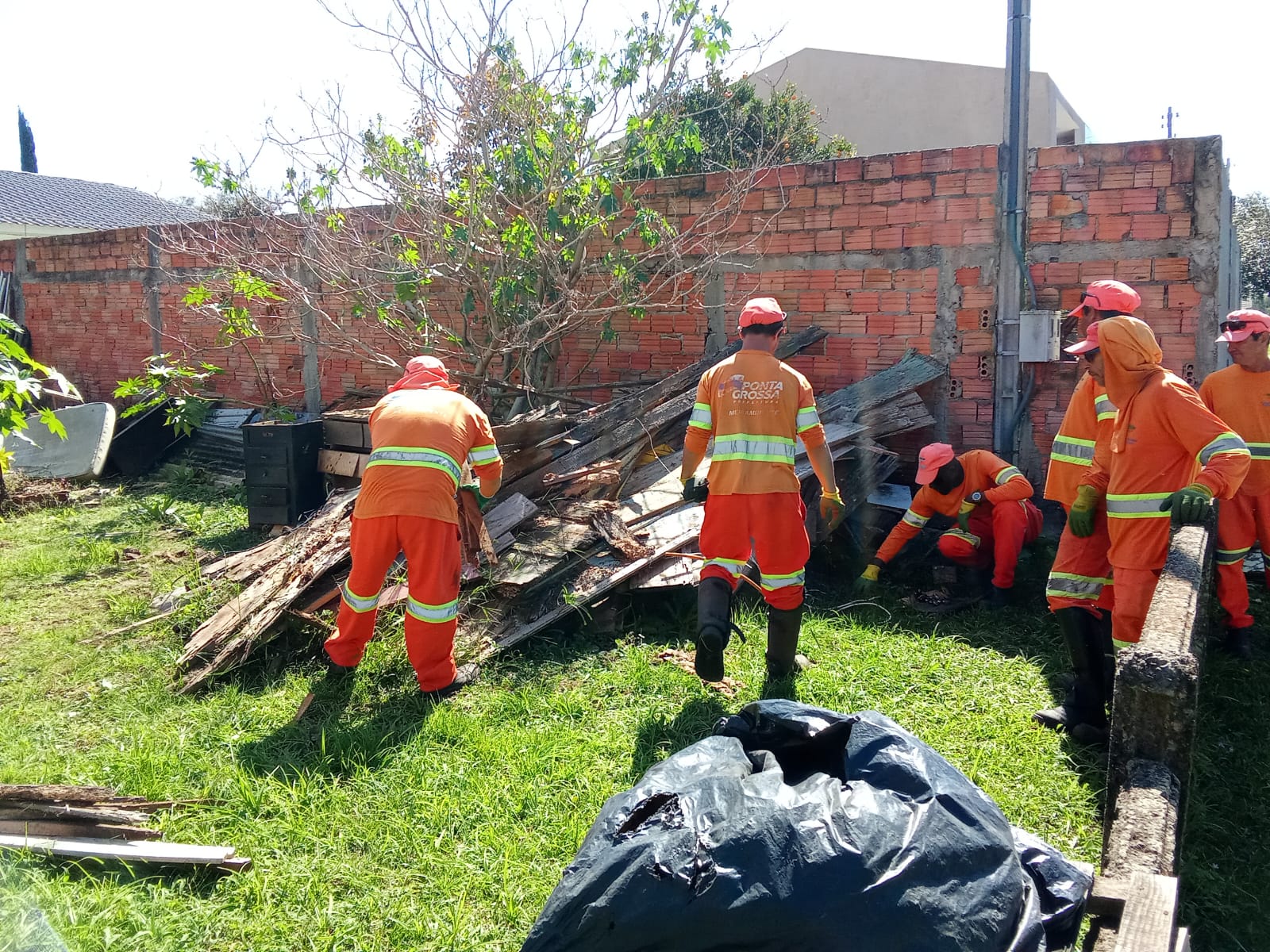 Ação contra a dengue mobiliza profissionais no Jardim Carvalho