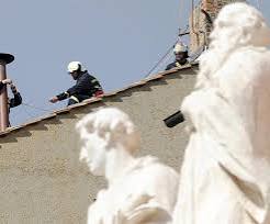 Instalada na Capela Sistina chaminé que anunciará o novo papa