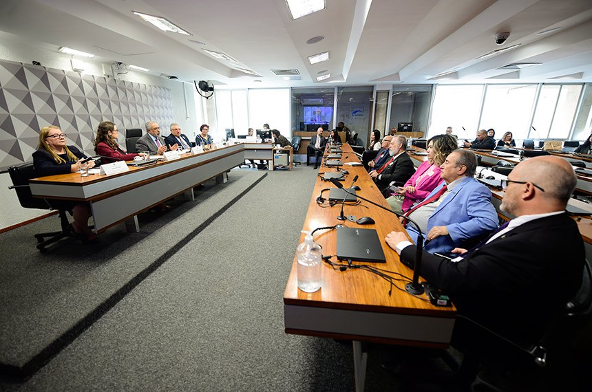 Debatedores defendem redução da jornada de trabalho sem corte de salário