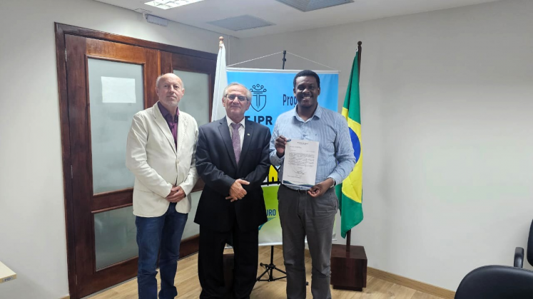 Castro assina termo de adesão com TJ para regularizar cerca de 1 mil imóveis