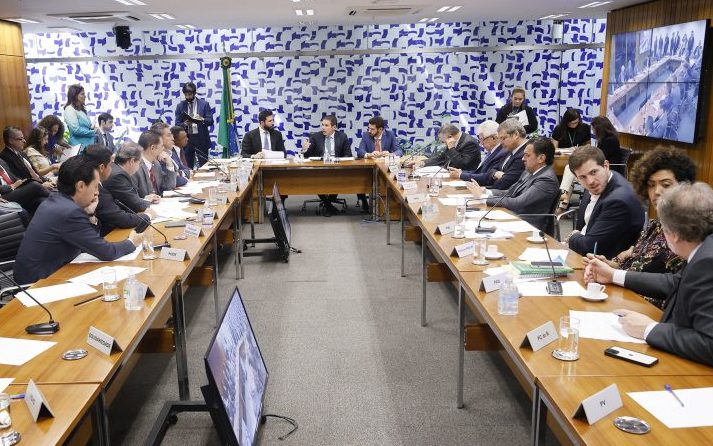 Governo e oposição divergem sobre as investigações de fraudes no INSS