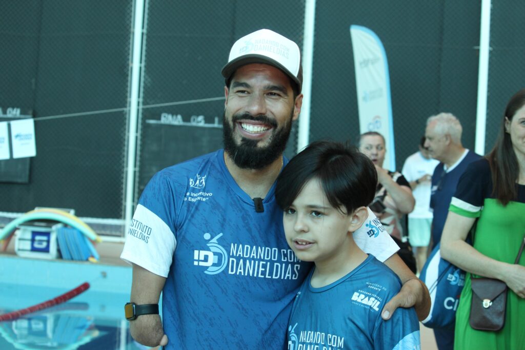 Campeão paralímpico, Daniel Dias visita projeto na Arena Multiuso em PG