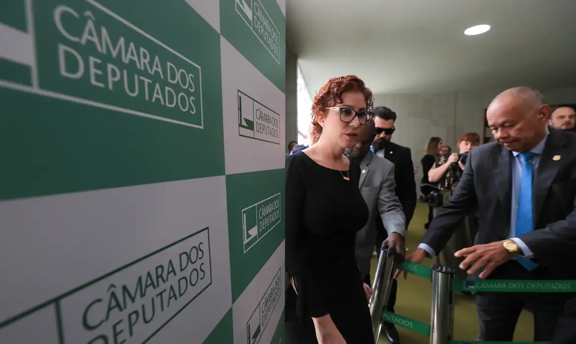 Moraes oficializa pedido de extradição de Carla Zambelli