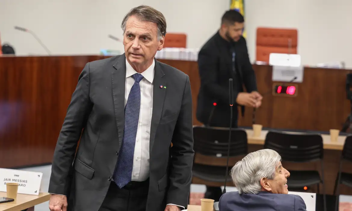 Após revista Veja publicar que Cid mentiu em depoimento, defesa de Bolsonaro pede ao STF anulação de delação