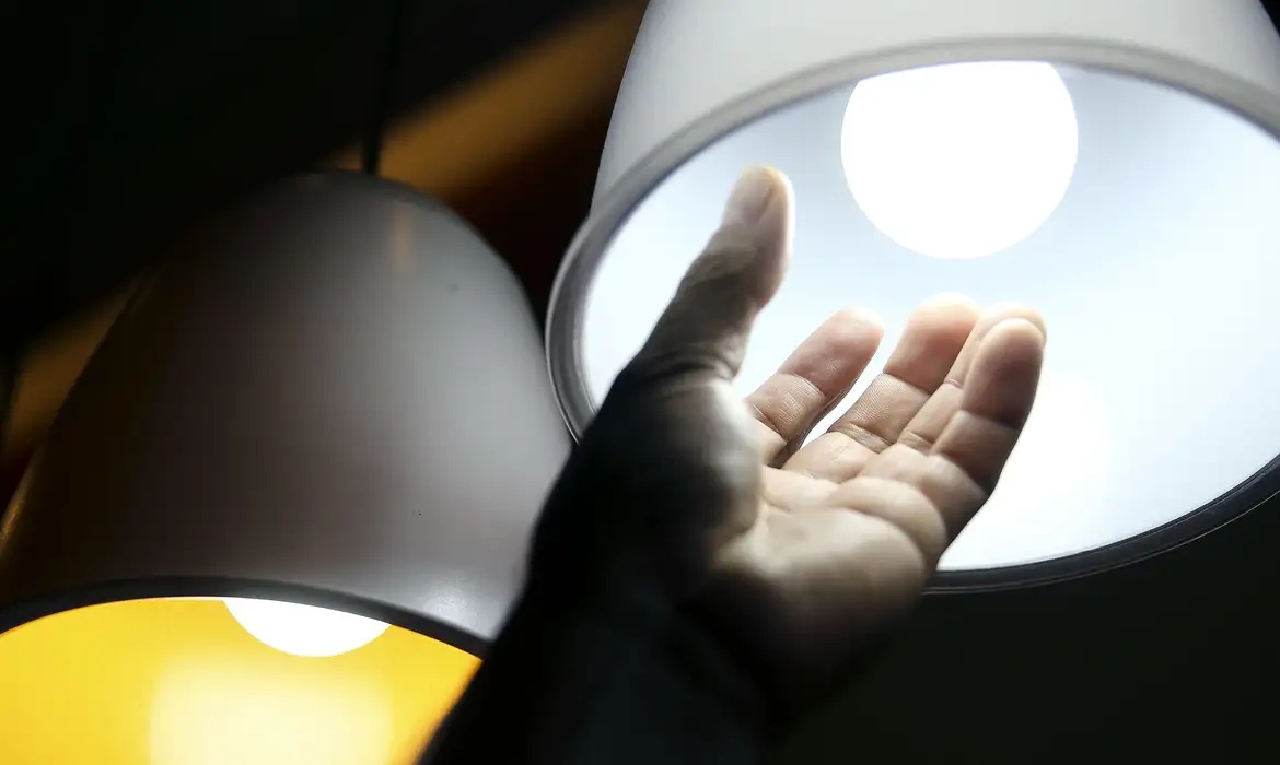 Bandeira vermelha: contas de luz continuam mais caras em julho