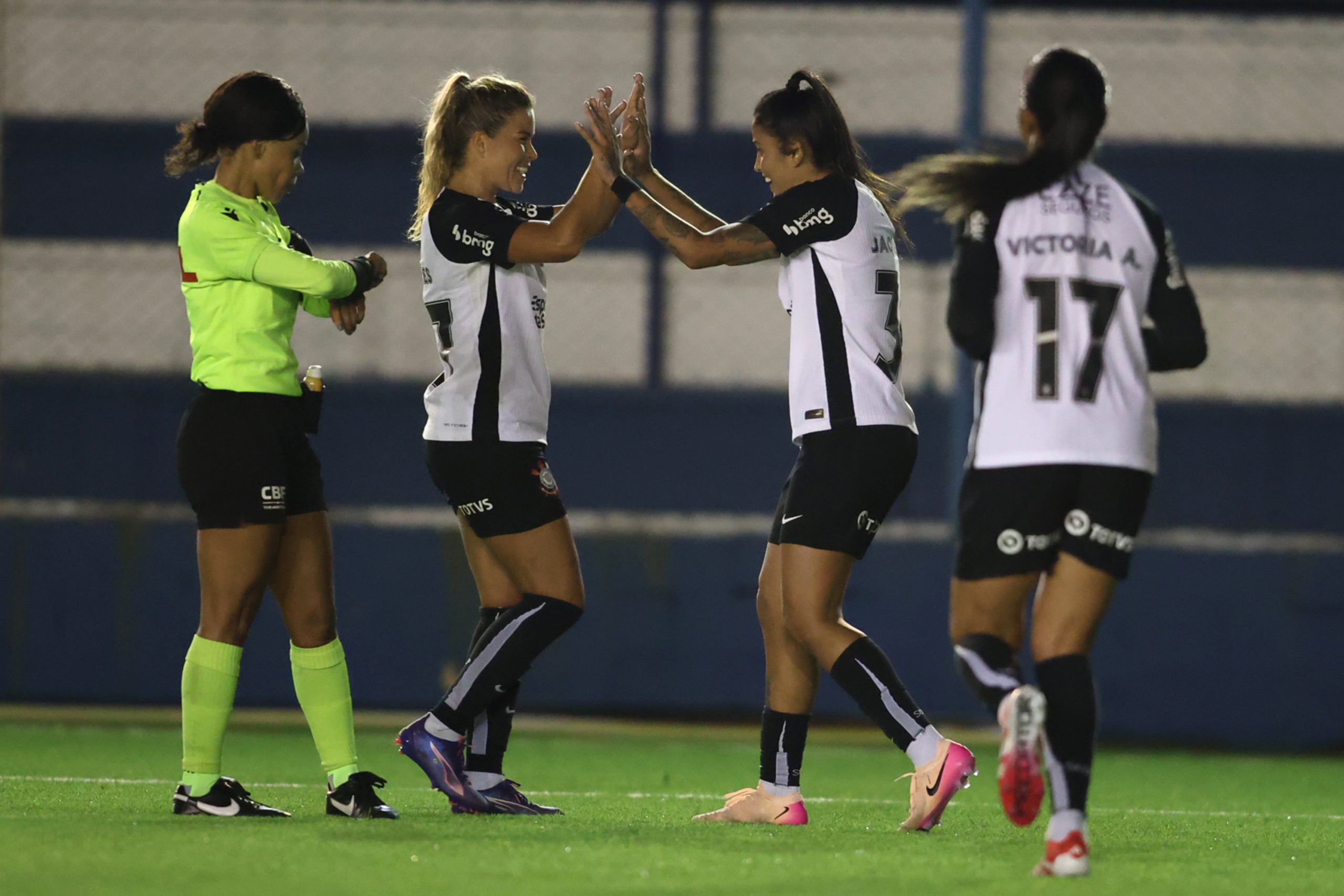Corinthians goleia o Internacional e fica na vice-liderança do Brasileirão Feminino