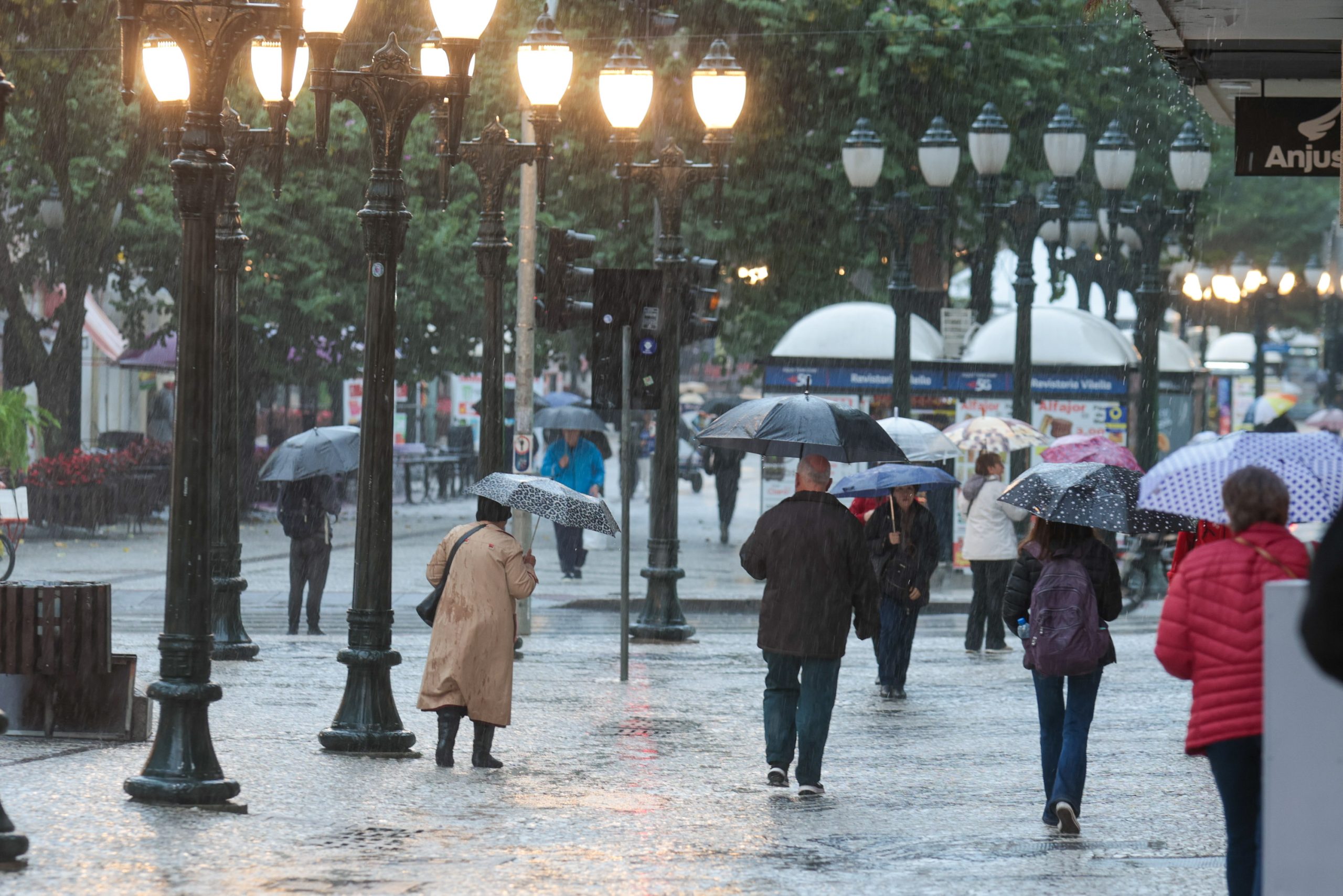 Frente fria e chuva permanece em Ponta Grossa; temperaturas entre 8°C e 10°C nesta quarta