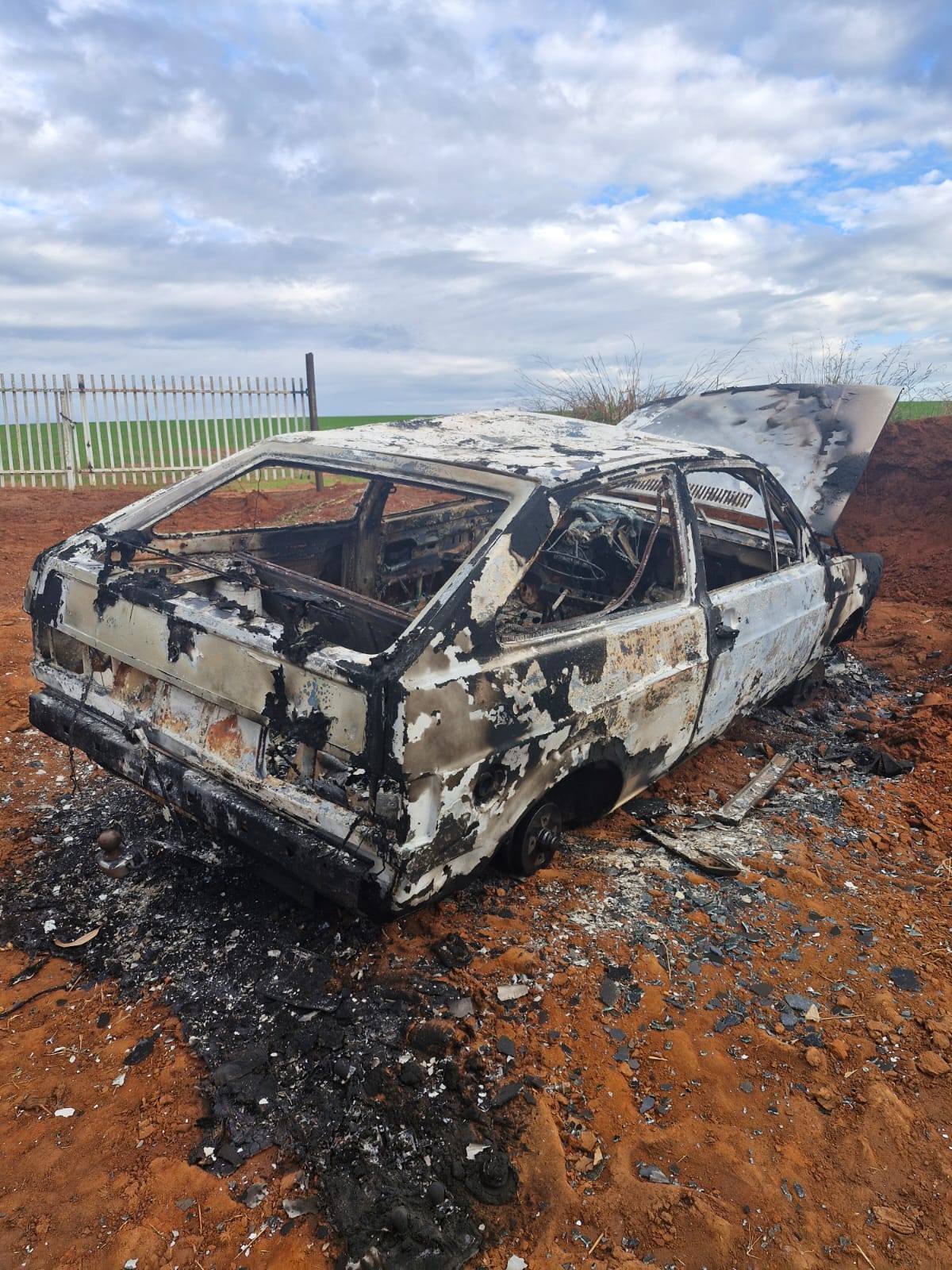 Carro roubado em Ponta Grossa é encontrado queimado na estrada da Usina do Pitangui