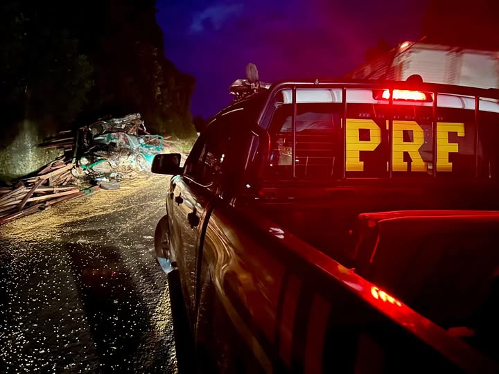 Motorista fica gravemente ferido após colisão entre caminhões na BR-277