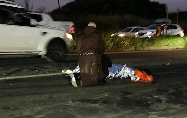 VÍDEO: Padre dos Arautos do Evangelho é filmado abençoando jovem morto em acidente na BR-376