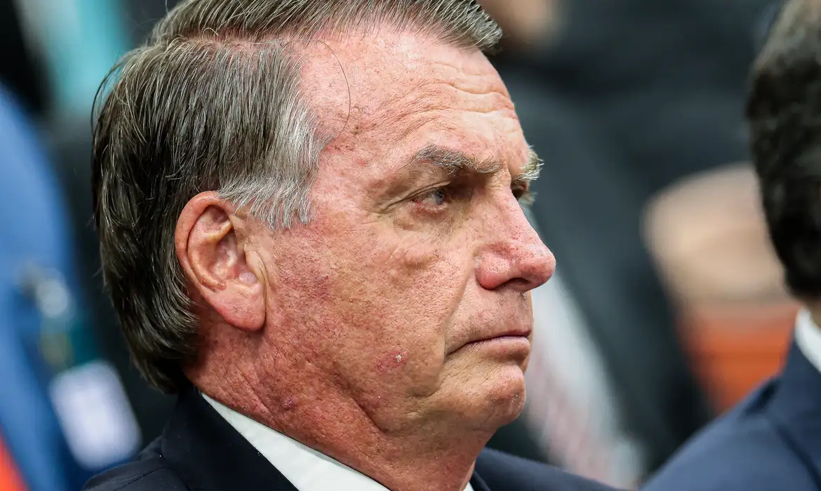 Bolsonaro nega à PF contato com governo Trump para buscar sanções