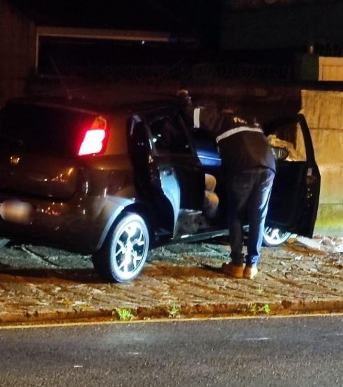Motorista embriagado provoca acidente e foge no bairro Uvaranas; uma mulher ficou ferida