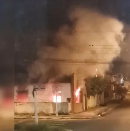 Casa é destru[ida pelo fogo na madrugada desta terça-feira, na vila Palmeirinha