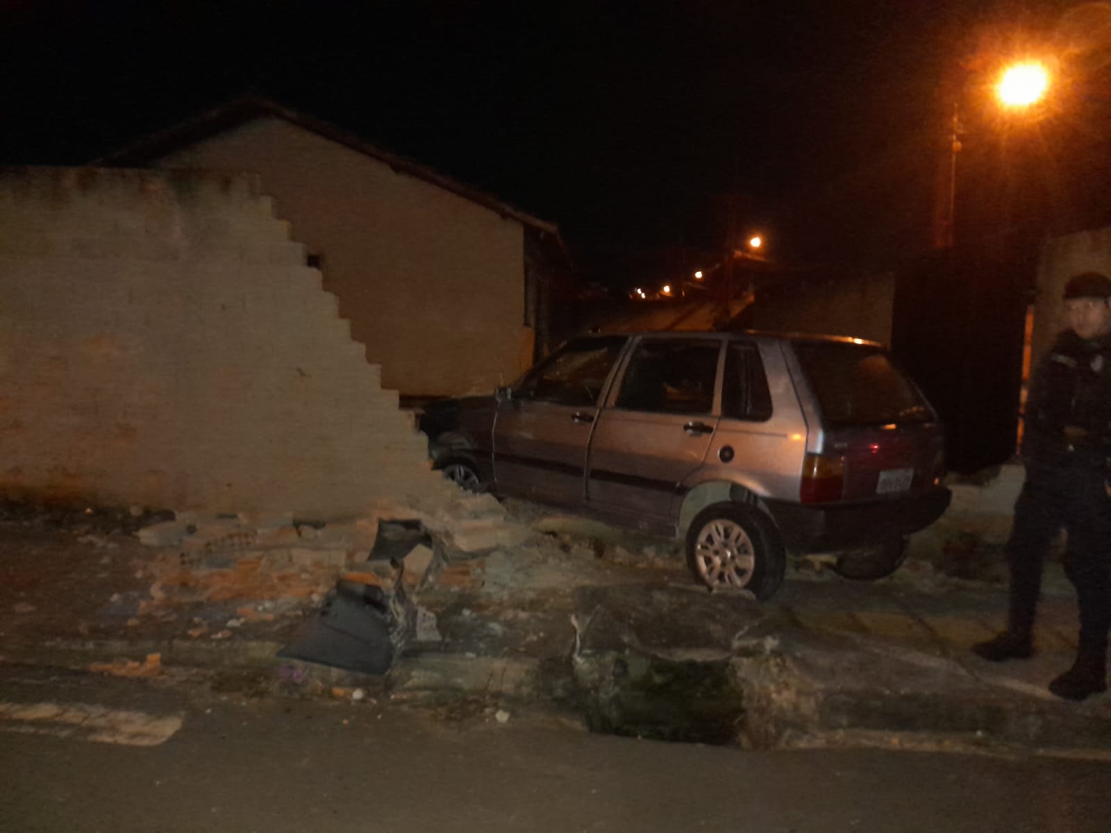 Motorista embriagado colide veículo contra muro de residência no Cará-Cará, em PG