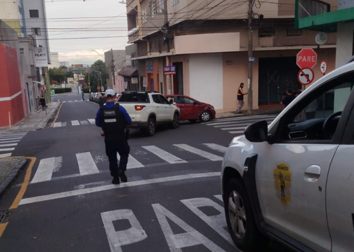 Motorista prende o pé ao pedal e colide carro no centro de PG