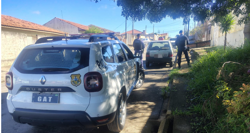 Guarda Municipal recupera veículo furtado e prende suspeito dormindo no banco traseiro em Ponta Grossa