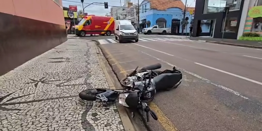 Motociclista fica ferido após colidir contra automóvel no Centro de PG