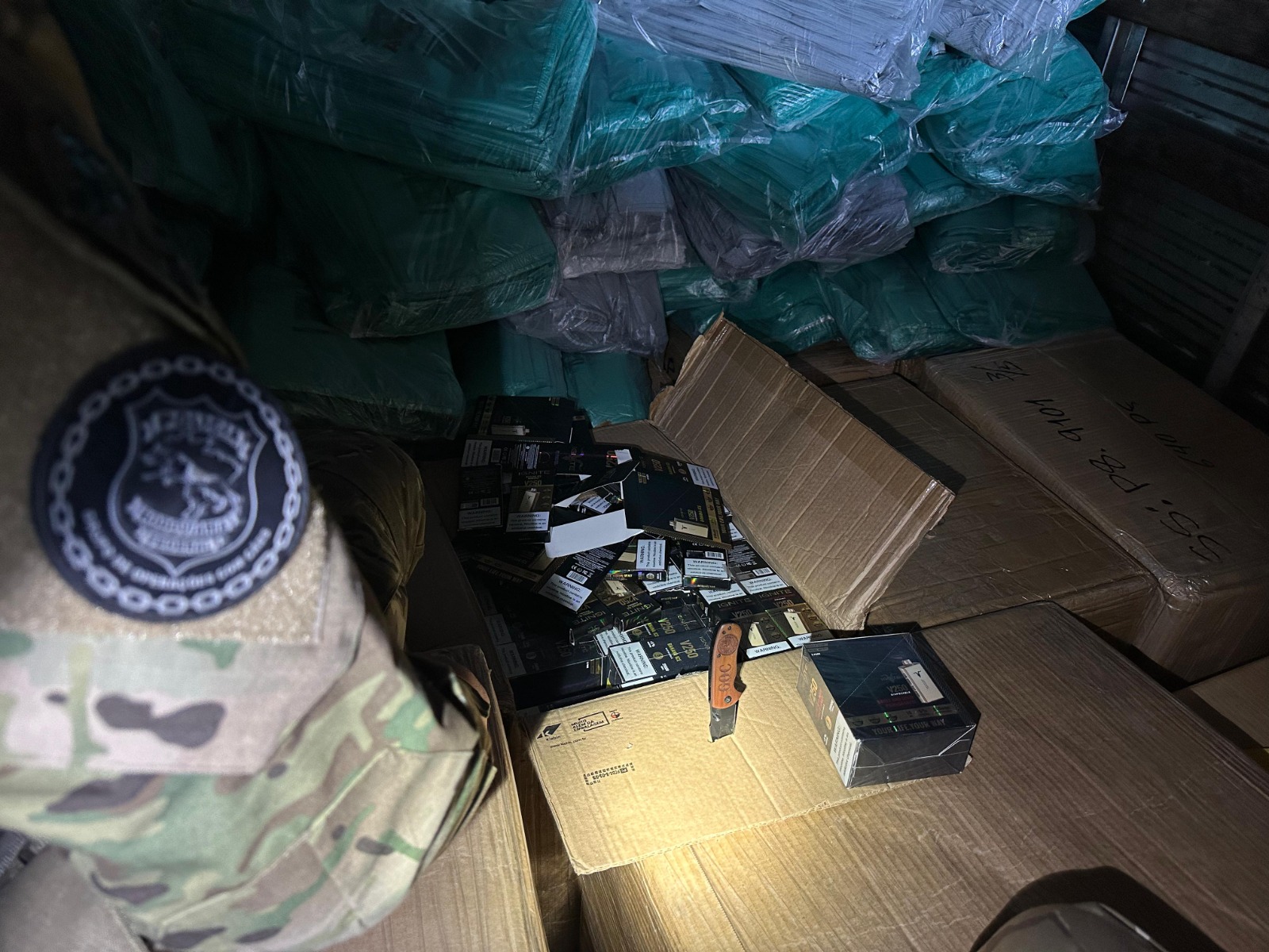 PRF apreende mais de 19 mil cigarros eletrônicos na PR-151, entre PG e Carambeí