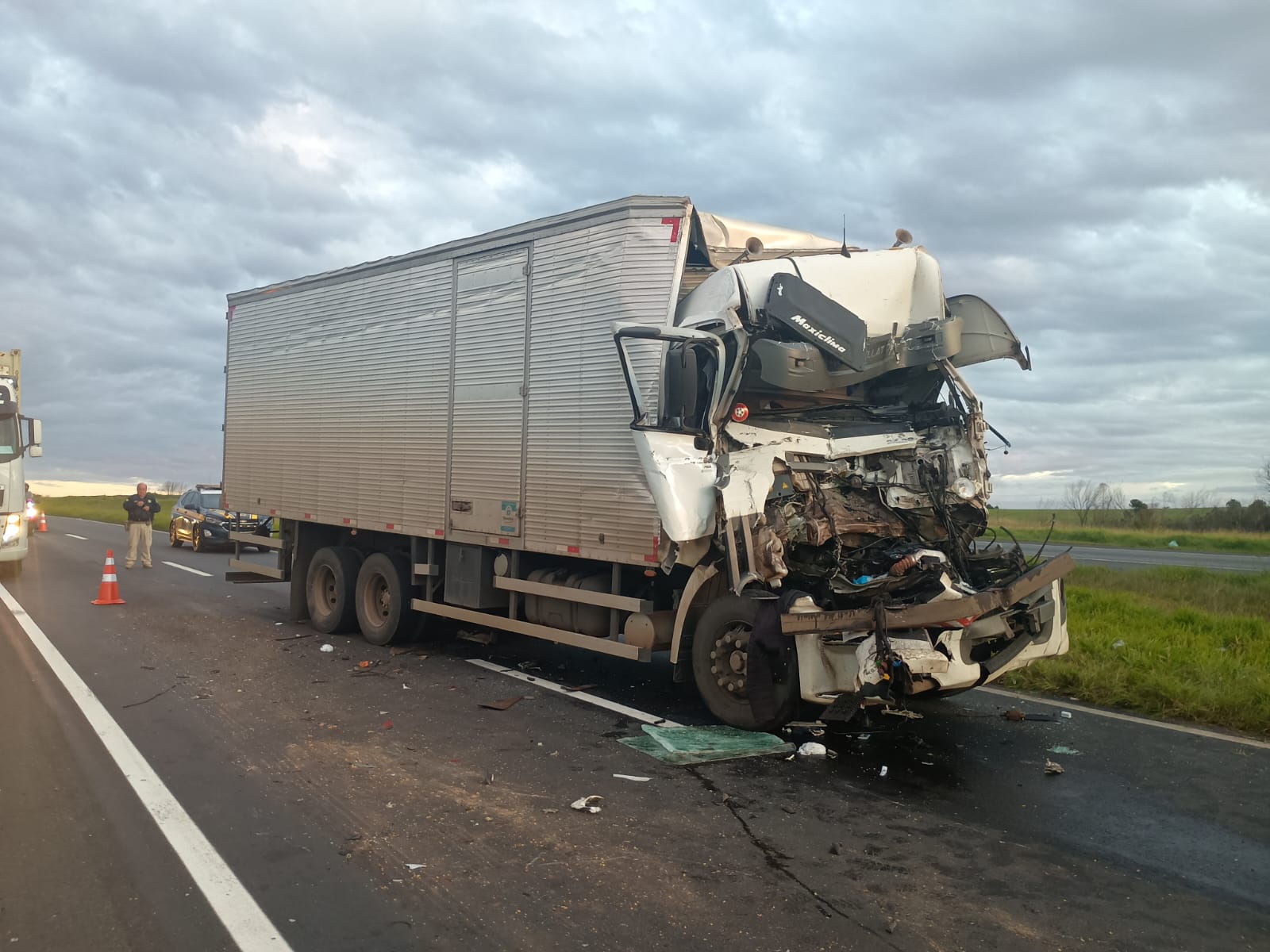 Motorista fica gravemente ferido após colisão entre caminhões na BR-376
