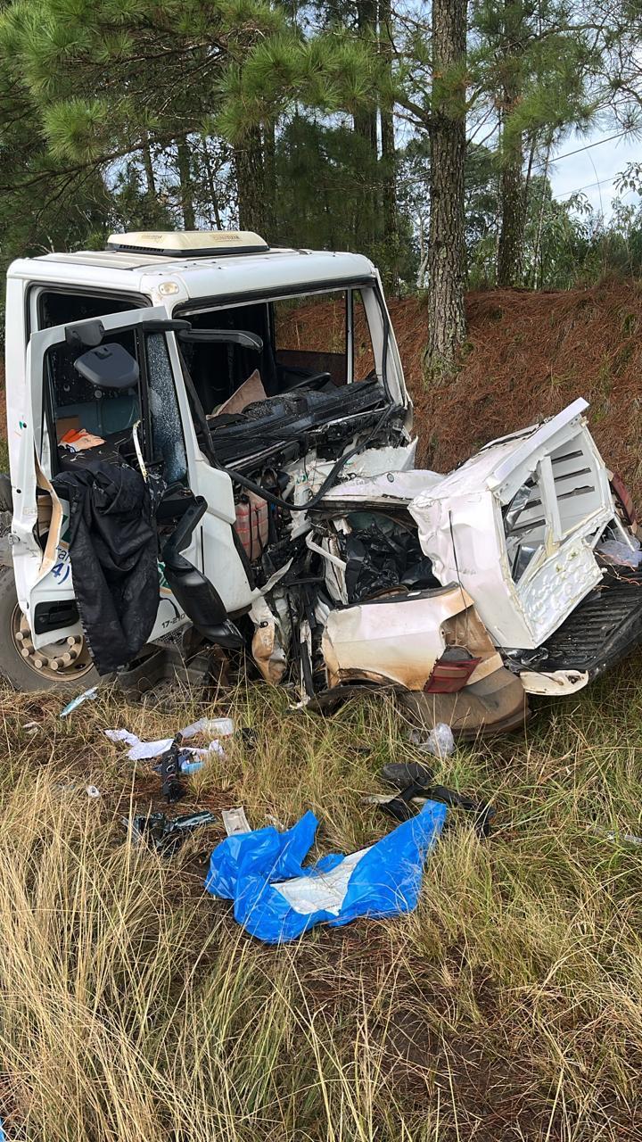 Colisão frontal deixa dois mortos e um ferido em rodovia do PR