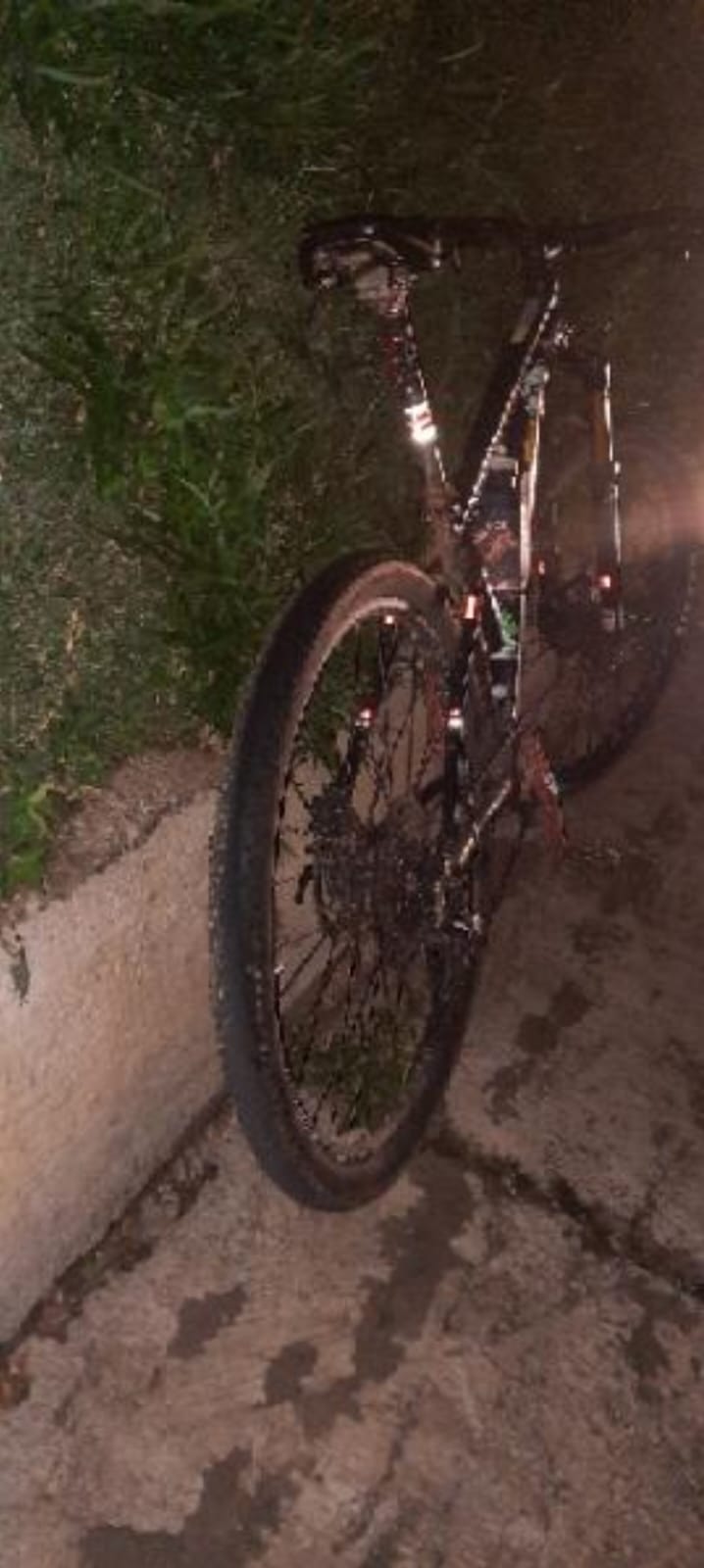 Ciclista colide na traseira de carro parado e fica ferido em Carambeí