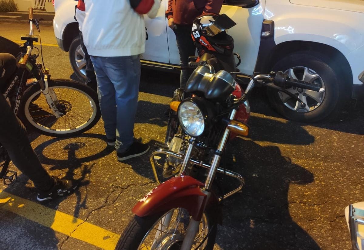 Condutor sem CNH é flagrado pilotando moto com R$ 20 mil em débitos e sob efeito de álcool em Ponta Grossa