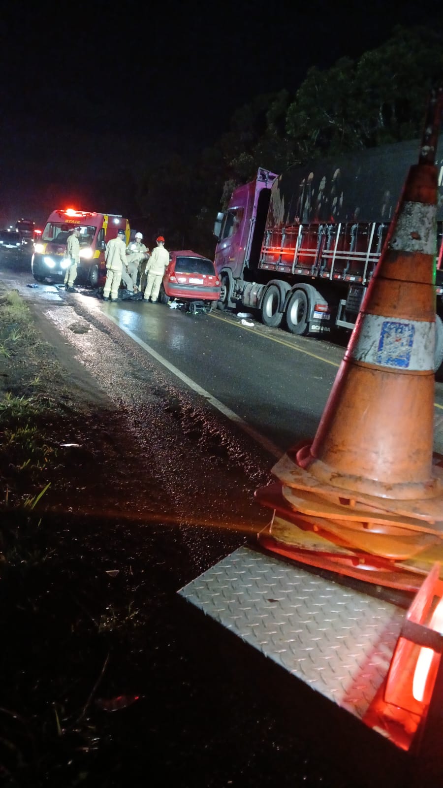Jovem de 24 anos morre em acidente entre carro e caminhão em rodovia de Ponta Grossa
