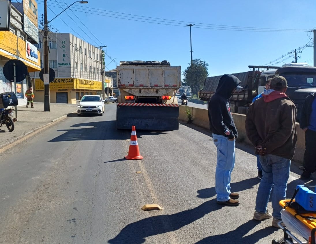 Pedestre é atropelado por caminhão na marginal da Souza Naves, em PG