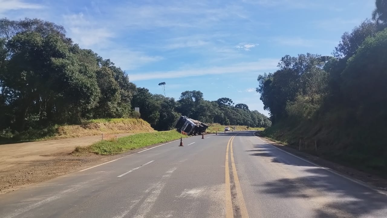 Caminhão de PG carregado com farelo de soja tomba e derrama carga em rodovia no Paraná