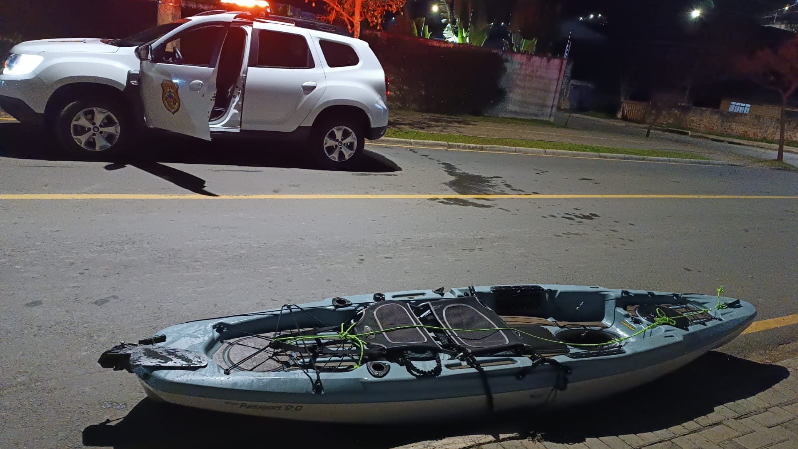 GCM encontra caiaque com acessórios de pesca abandonado em rua de Ponta Grossa