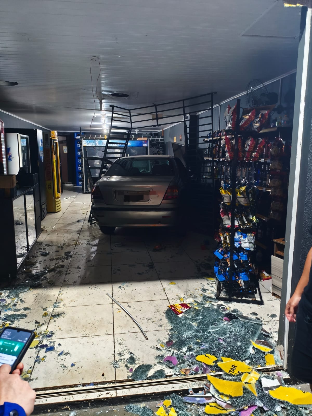 Motorista embriagado invade conveniência e foge após acidente em Ponta Grossa