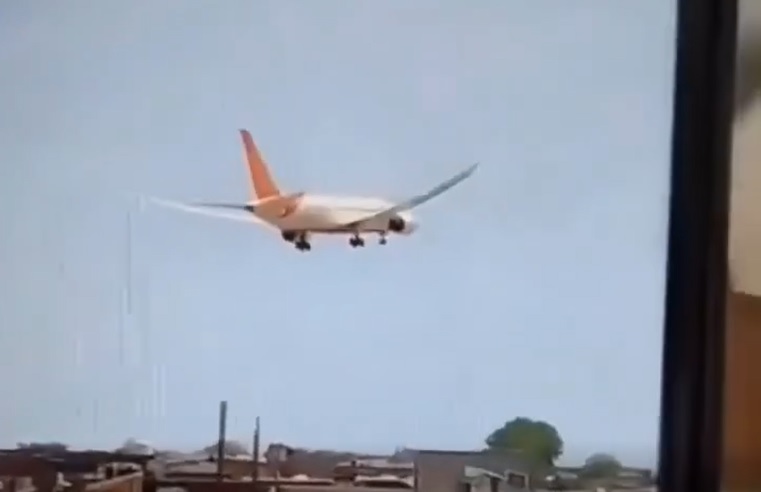 VÍDEO: Queda de avião com 242 pessoas a bordo deixa cenário de destruição na Índia