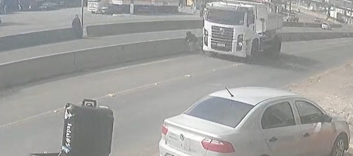 Vídeo mostra jovem sendo atropelado próximo de passarela na Avenida Souza Naves