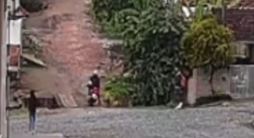 Vídeo flagra queda de motociclista em riacho após tentativa de atravessar ponte de madeira em Jaguariaíva