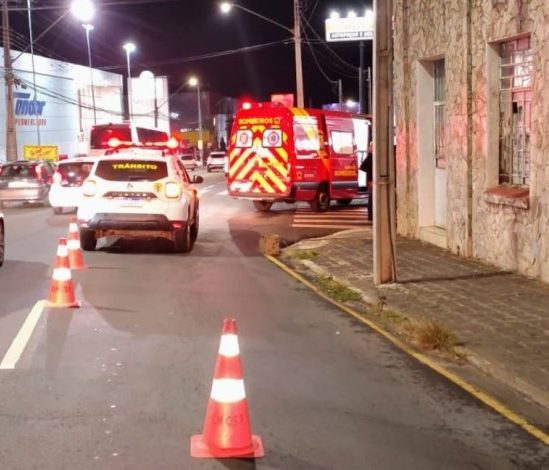 Caminhonete atinge dois pedestres após colidir contra outro veículo na Av Carlos Cavalcanti, no bairro Uvaranas