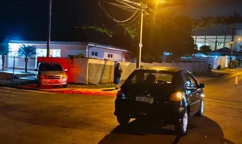 Carros colidem no bairro Uvaranas, em PG
