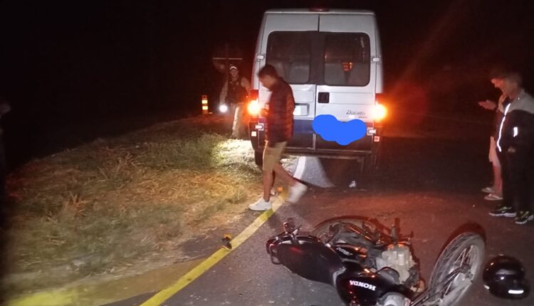 Motociclista fica gravemente ferido após ser atingido por micro-ônibus conduzido por motorista sem CNH da categoria