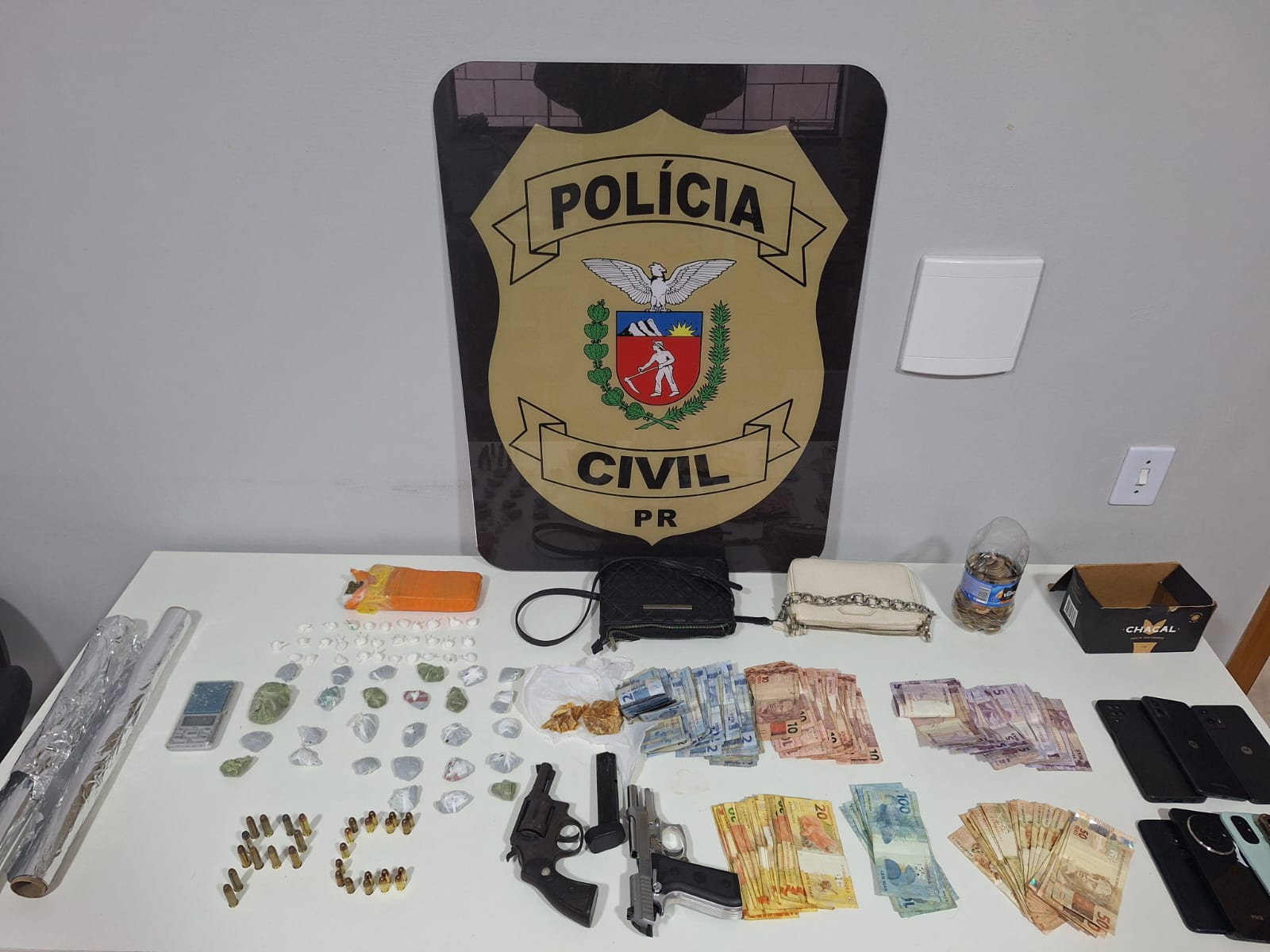 Casal é preso em flagrante por tráfico de drogas e posse ilegal de arma de fogo