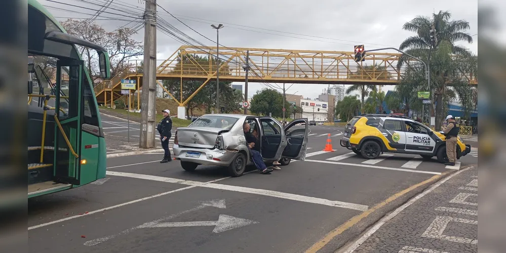 Colisão traseira entre um carro e um ônibus deixa três pessoas feridas no Centro de PG