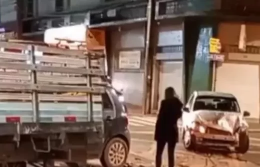 Engavetamento de dois carros e caminhão ocorre na região central de PG