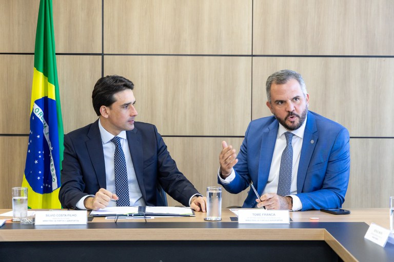 Ministro assina ordem de serviço para início das obras do Aeroporto de Ponta Grossa