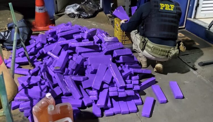 Veículo roubado em PG é apreendido com mais de 300 kg de maconha na BR-277
