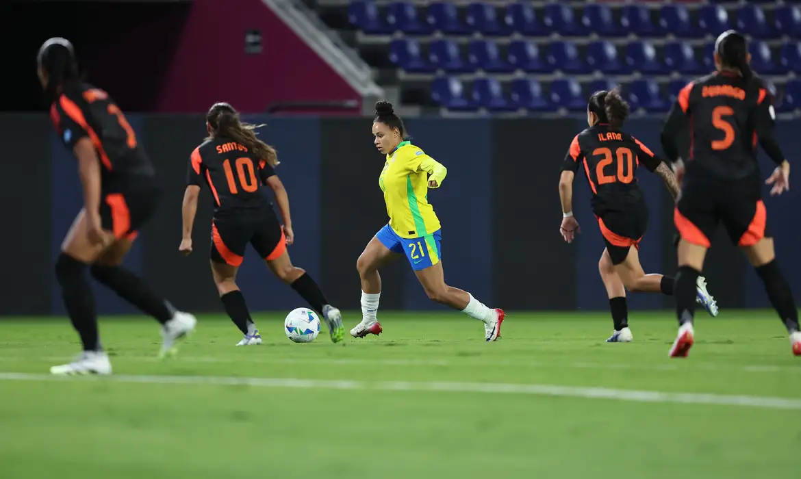 Brasil empata com a Colômbia por 0 a 0 e avança para semifinal